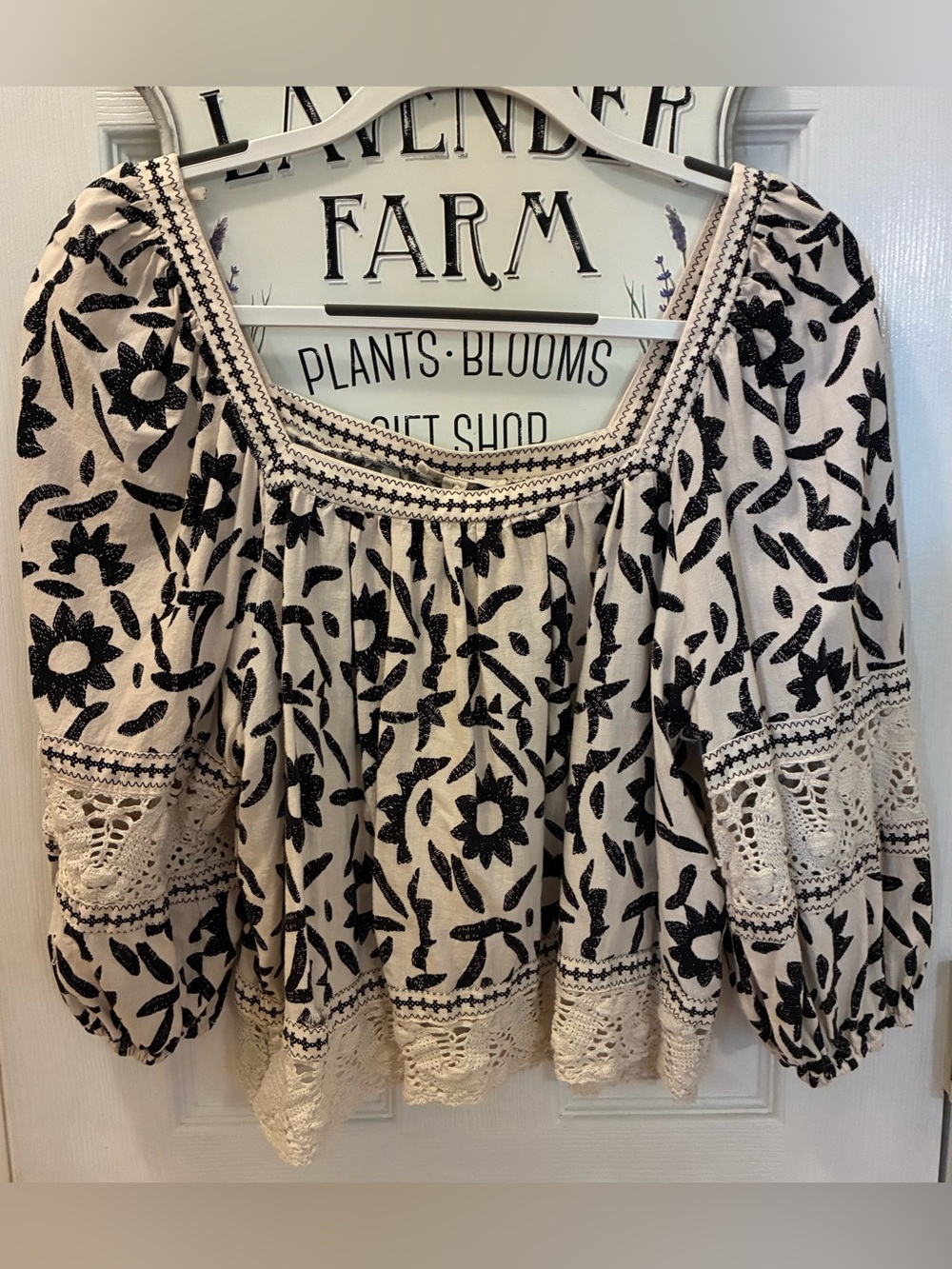 Christian Siriano Cream Blouse with Black Floral Motif and Crochet Trim - Picture 2 of 11